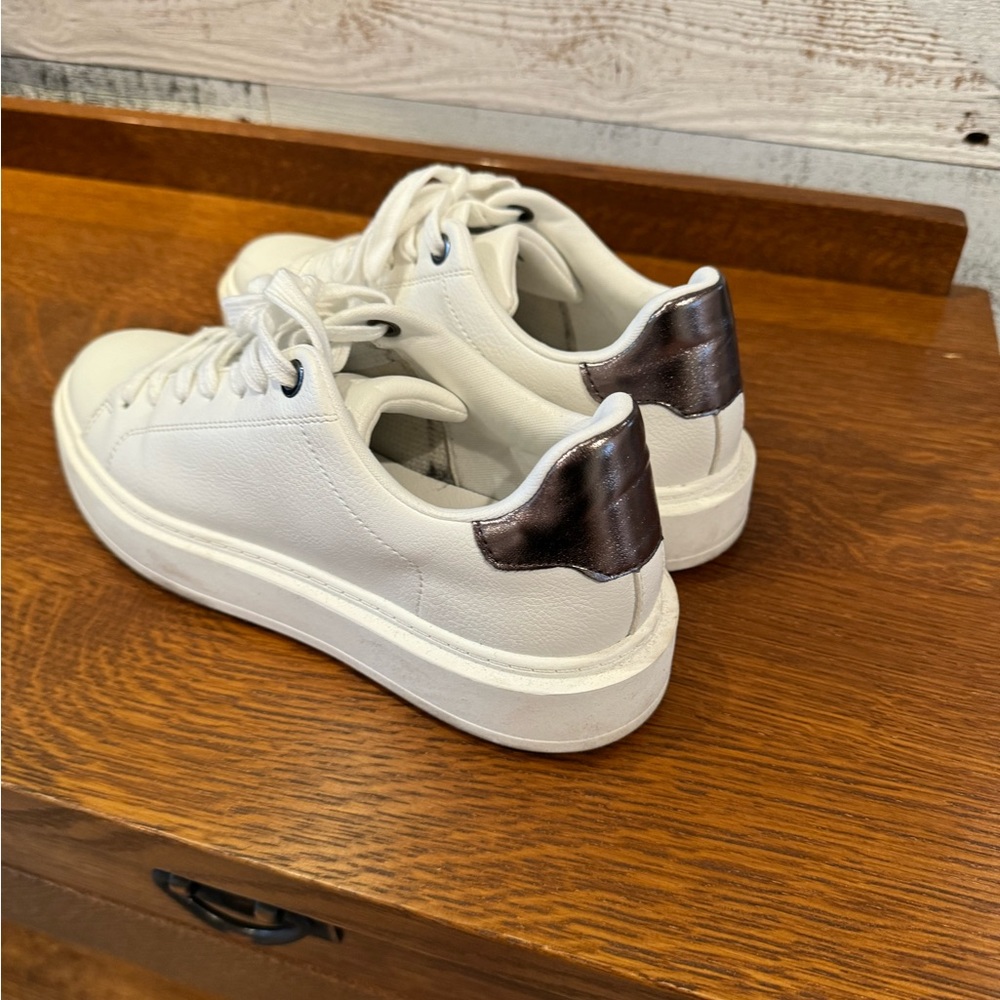 Steve Madden Catcher platform sneaker!